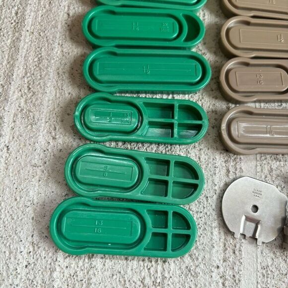 Singer Automatic Buttonholing With Touch & Sew No. 161829 - Picture 7 of 11